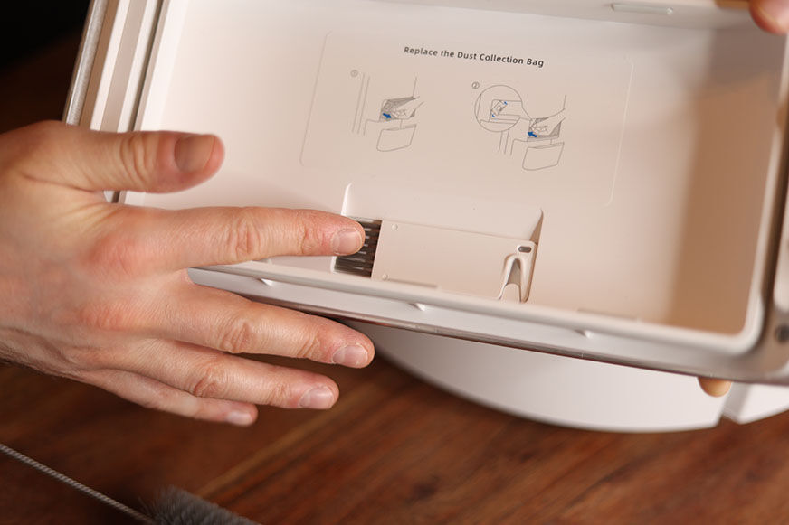 Виден инструмент для очистки Dreame L10s Ultra.